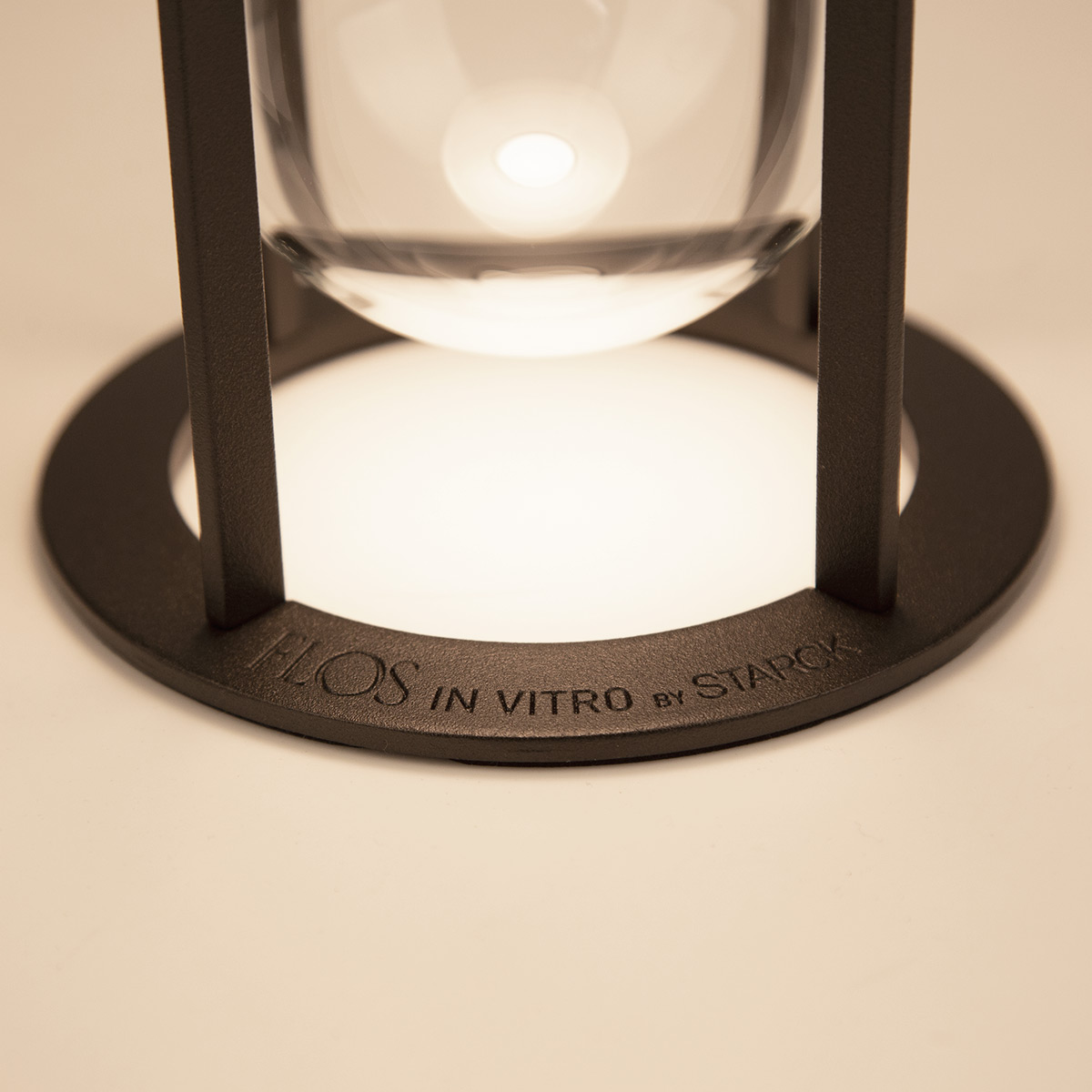 Flos In Vitro Unplugged LED Akkuleuchte, 2700 K, dunkelbraun, Sockel mit Hersteller-Logo