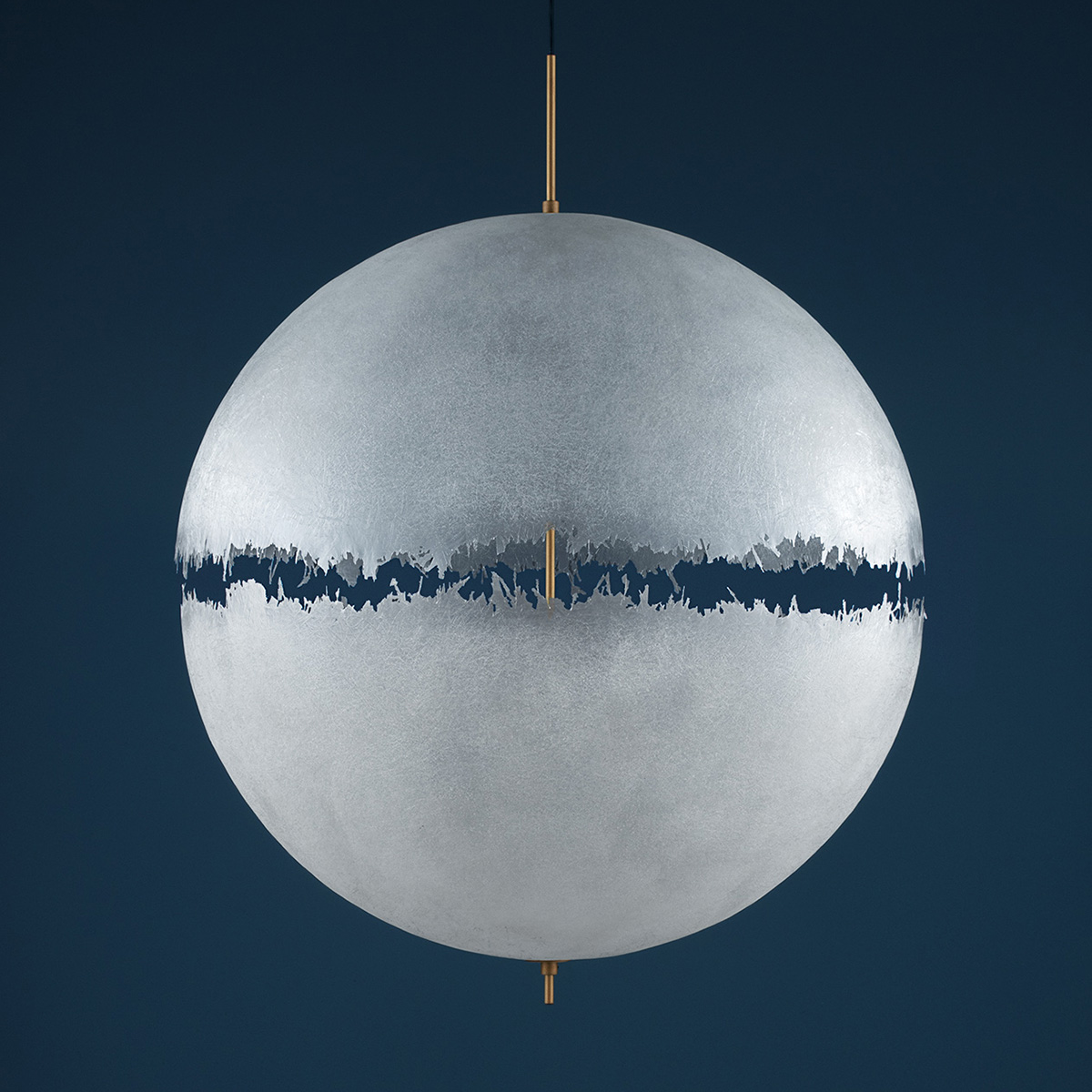 Catellani & Smith PostKrisi 67 Pendelleuchte, Ø: 80 cm, Schirm: natur, Struktur: Messing / schwarz (eingeschaltet) (Foto: Nava-Rapacchietta)