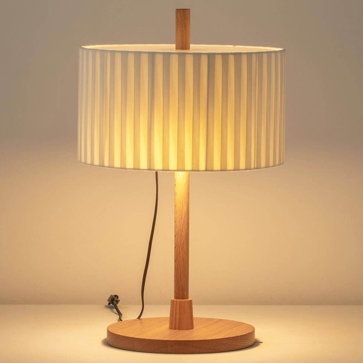 Milan Linood Tischleuchte, Schirm: Ecru-Finish / Korpus: Eichenholz