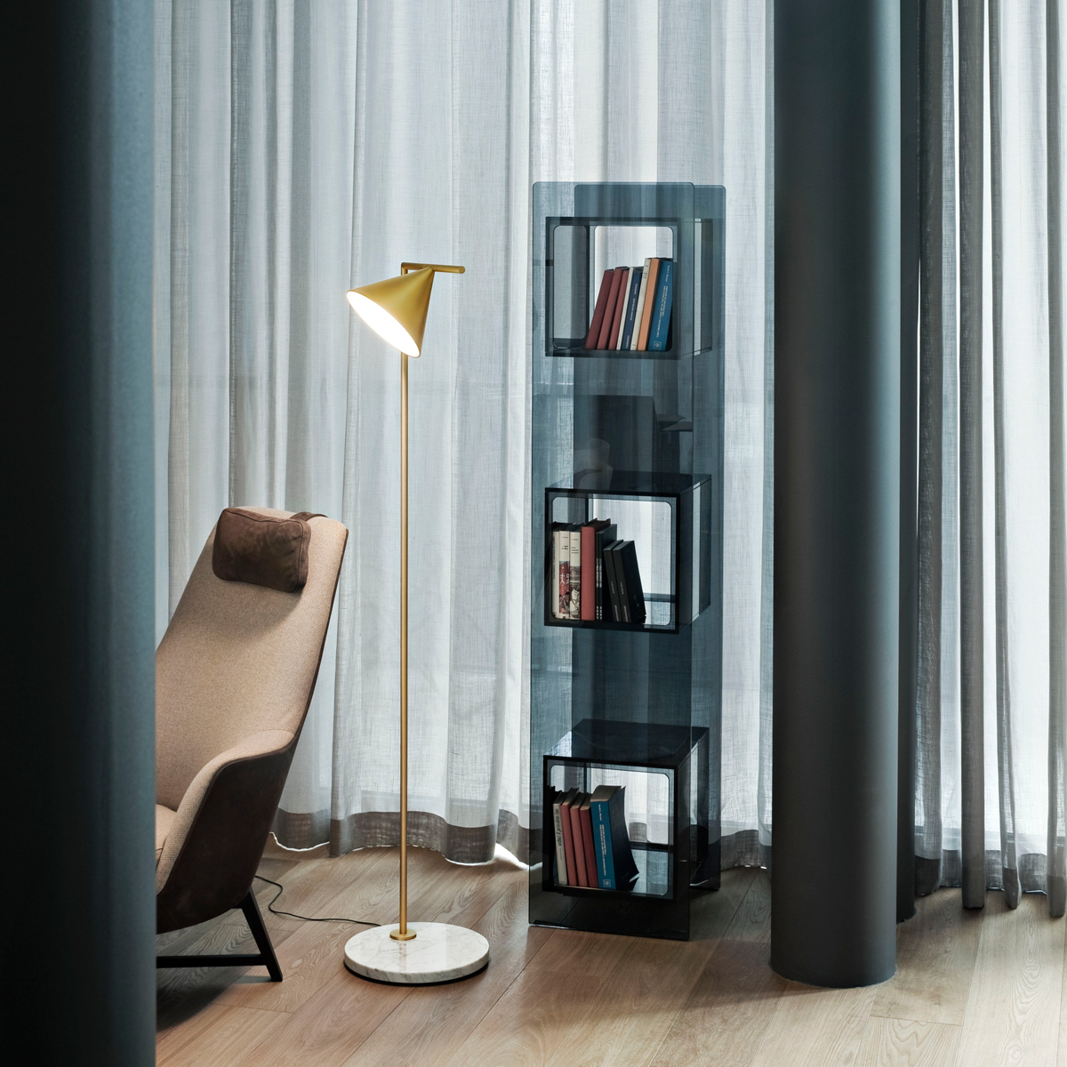 Flos Captain Flint LED Stehleuchte, Messing gebürstet, Fuß: Marmor weiß