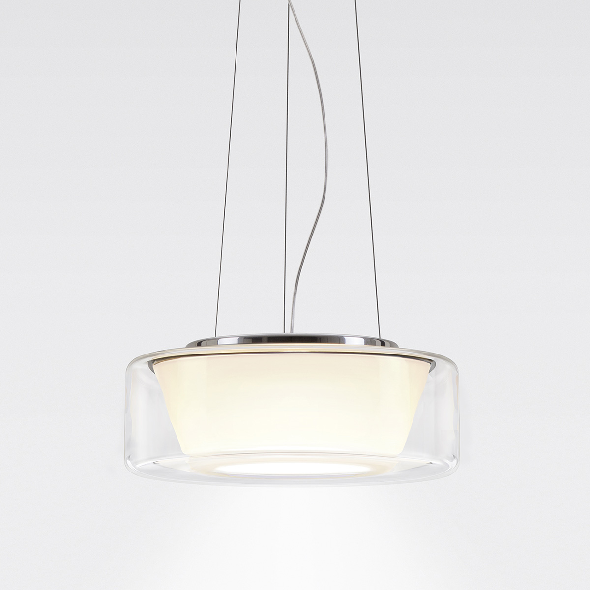 Serien.lighting Curling Suspension Rope L LED Pendelleuchte, Glas klar, Reflektor: konisch opal (©serien.lighting)
