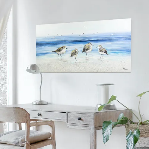 Heller Wohnraum mit Wandbild über einer Kommode und dekorativer Tischleuchte