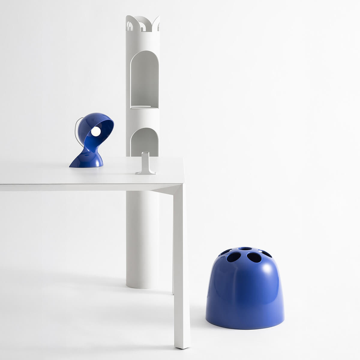 Artemide Dalù Tavolo, Klein blue (tiefblau), und Artemide Dedalo Schirmständer