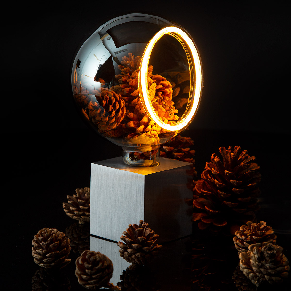 Segula LED Floating Globe 150 90° smokey grau E27, 6 W, 1900 K, dimmbar, mit Sompex Cubic Tischleuchte, Aluminium (separat erhältlich) (©Leuchtenland.com)