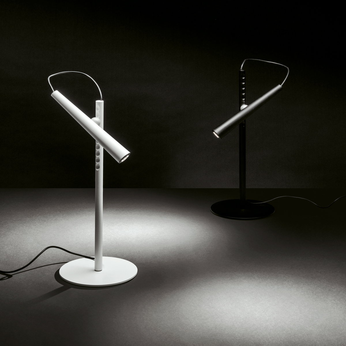 Foscarini Magneto LED Tavolo, bianco (weiß) und nero (schwarz)