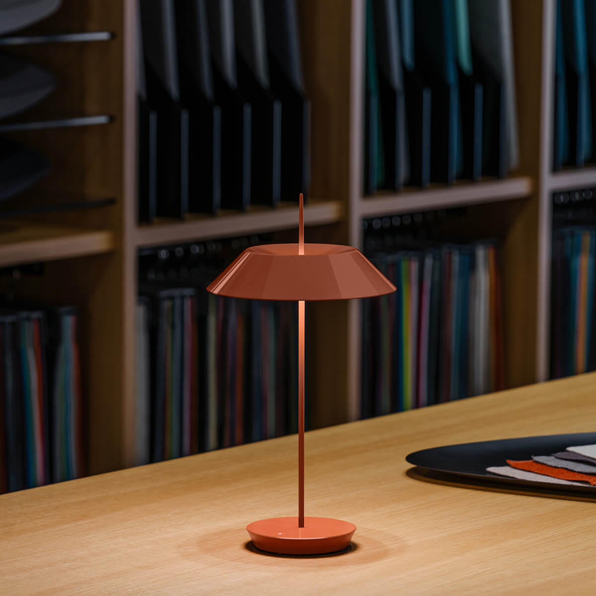 Vibia Mayfair Mini 5495 LED Akkuleuchte, dunkelrot