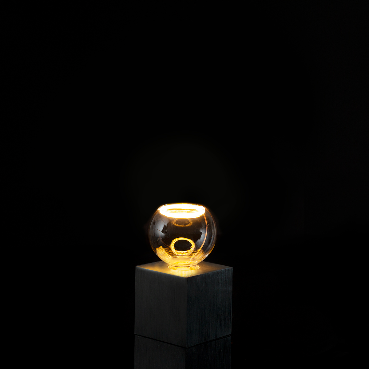 Segula LED Floating Globe 80 klar E27, 4 W, 2200 K, dimmbar, mit Sompex Cubic Tischleuchte, schwarz (separat erhältlich) (©Leuchtenland.com)