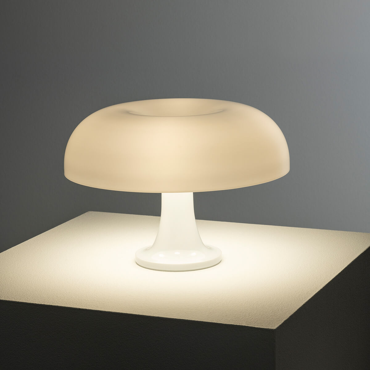 Artemide Nessino Tavolo, weiß (eingeschaltet)