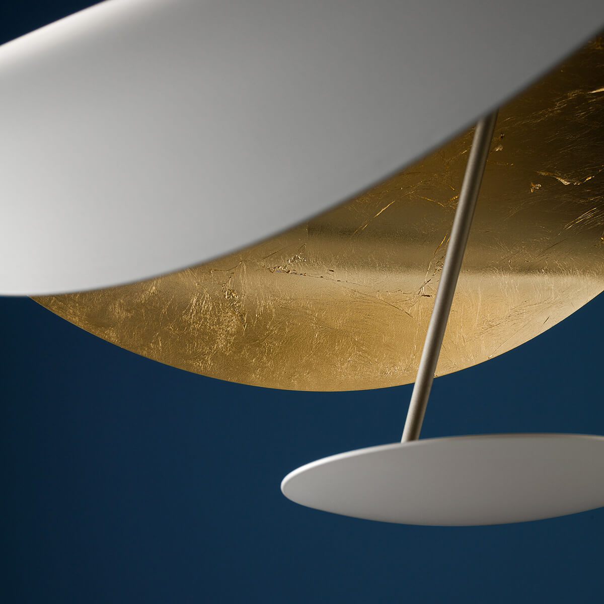 Catellani & Smith Lederam Manta S1 Pendelleuchte, weiß/Gold, Stange: satiniert, Scheibe: weiß (©Nava-Rapacchietta)