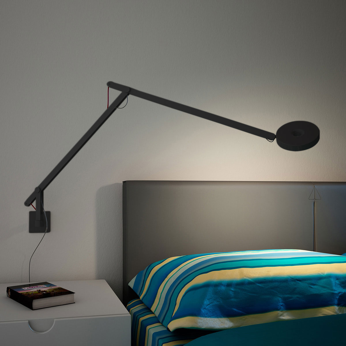 Rotaliana String W1 Dim-to-Warm LED Wandleuchte, schwarz matt mit Verstellband in orange (als Zubehör erhältlich)