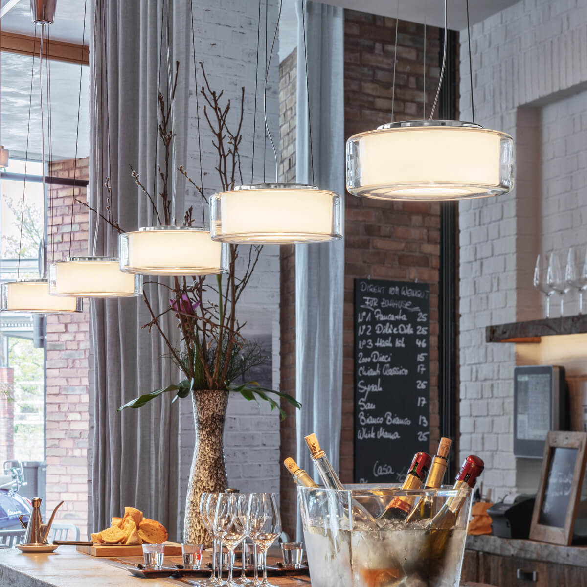 Serien.lighting Curling Suspension Rope M LED Pendelleuchte, Glas klar, Reflektor: zylindrisch opal (©Ingmar Kurth)