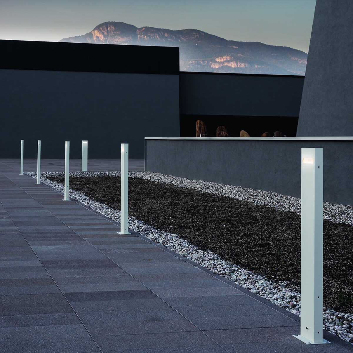 Artemide Outdoor Nuda LED Pollerleuchte, einseitiger Lichtaustritt, Höhe: 100 cm, hellgrau