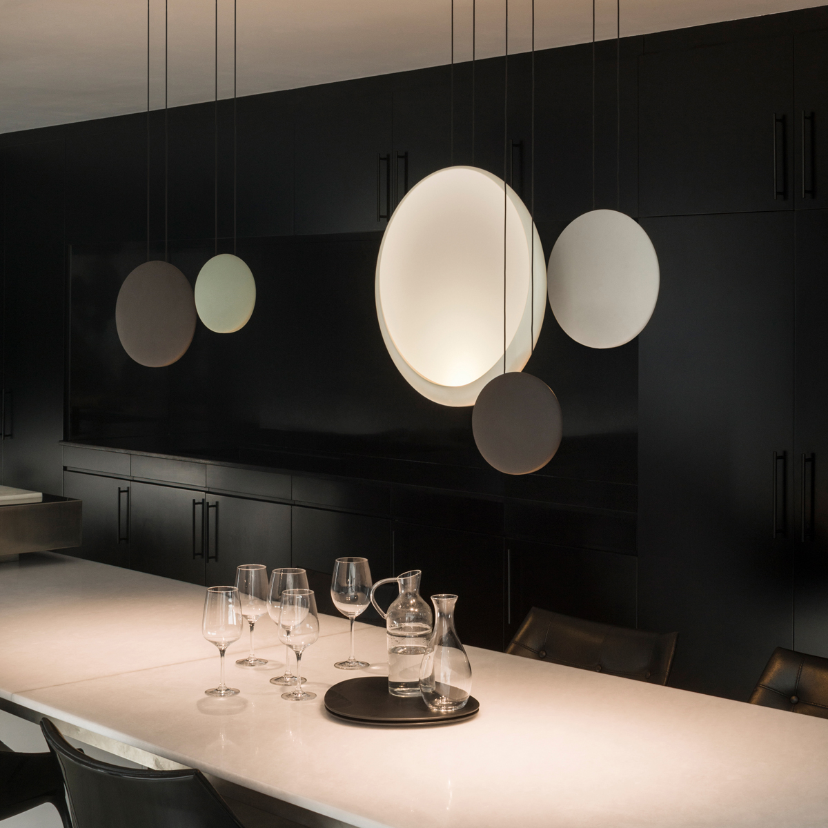 Vibia Cosmos 2500 Pendelleuchte, grün matt, Vibia Cosmos 2501 Pendelleuchte, dunkelbraun matt, und Vibia Cosmos 2511 Pendelleuchte, multicolor