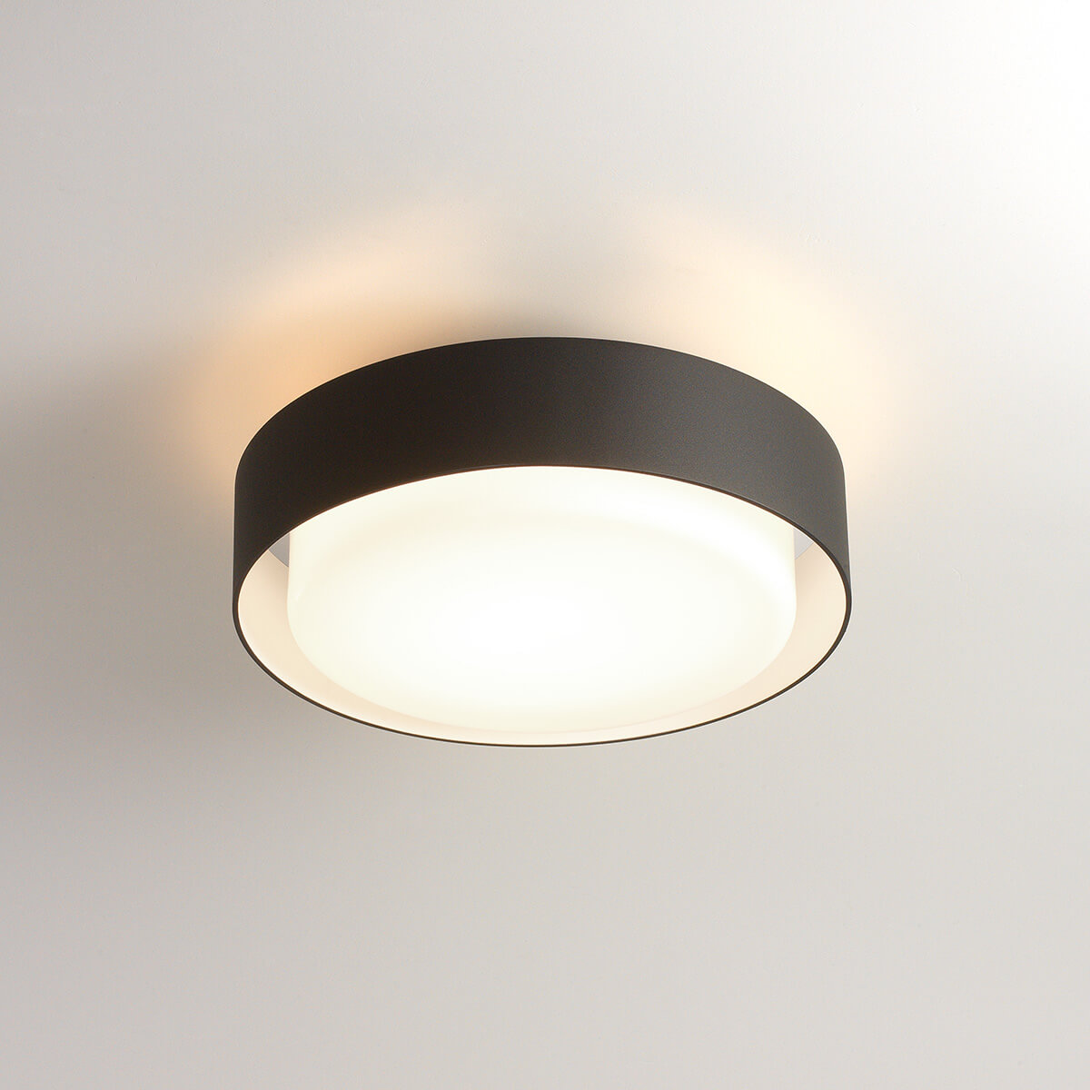 Marset Plaff-on! IP54 Wand- / Deckenleuchte, Ø: 33 cm, schwarz