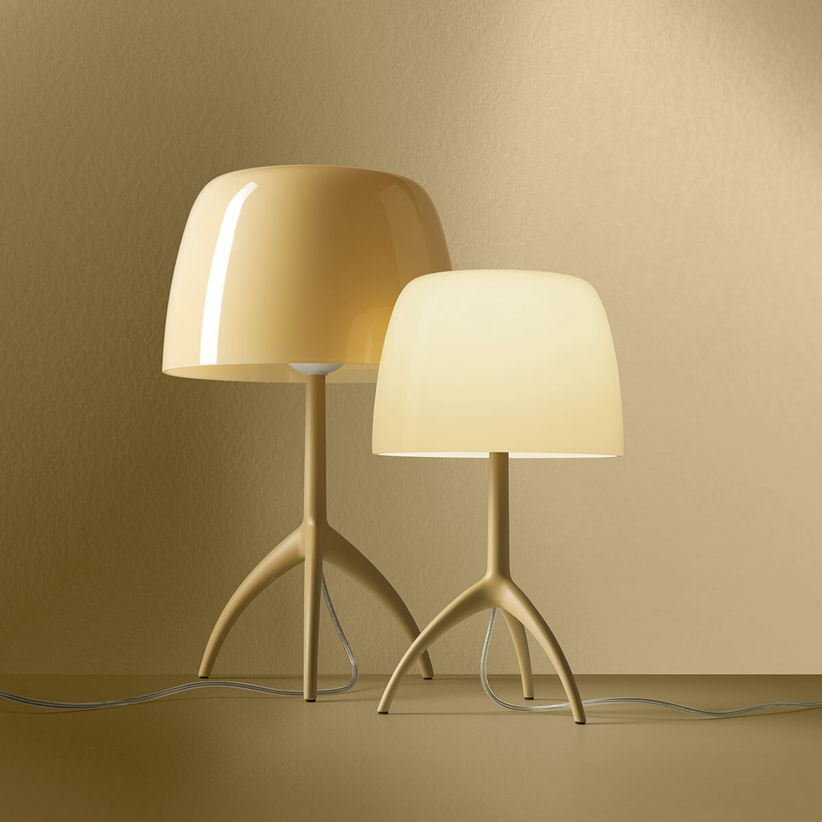 Foscarini Lumiere Nuances Grande Tavolo und Lumiere Nuances Piccola Tavolo, Sahara (sandfarben) (ein- bzw. ausgeschaltet)