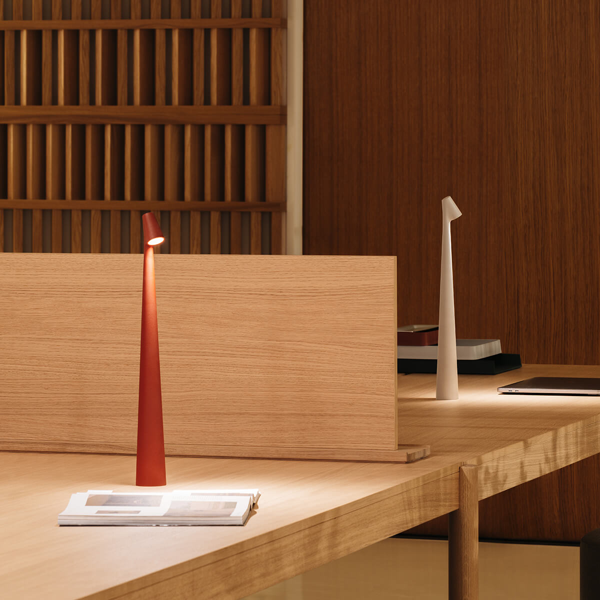 Vibia Africa 5585 LED Akkuleuchte, terra dark (terrakotta) und beige M1