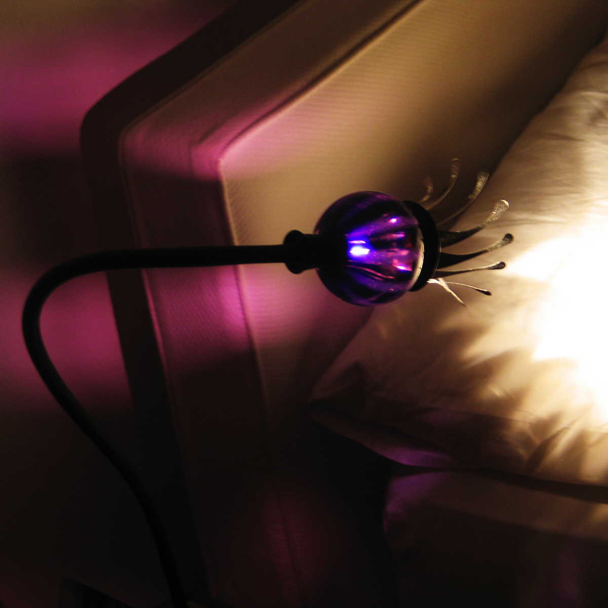Serien.lighting Poppy Table Tischleuchte, Schirm: violett, Arm: schwarz