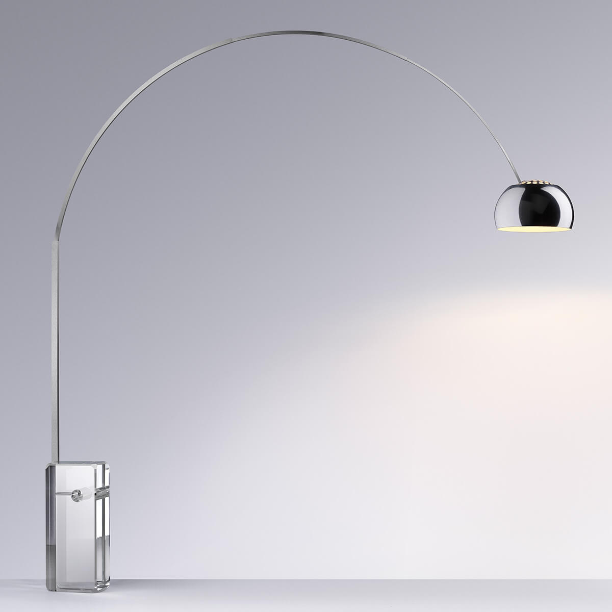 Flos Arco K 2022 Limited Edition Bogenleuchte, Edelstahl, Sockel: Kristallglas (©Fasanotto)