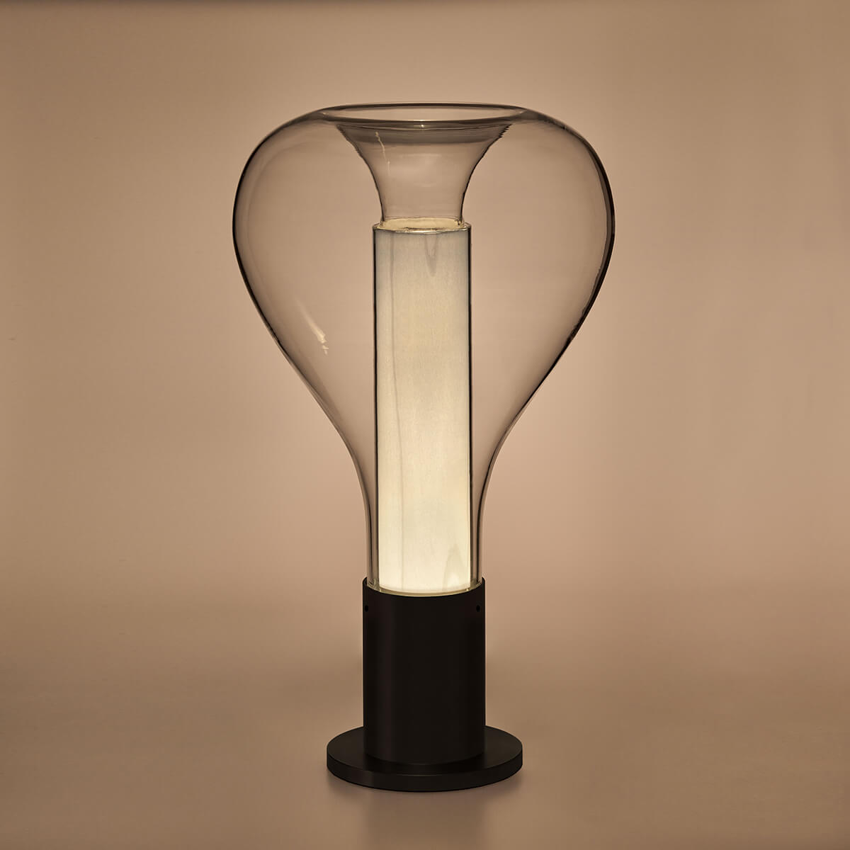 LZF Lamps Eris Tischleuchte, schwarz matt / elfenbeinweiß (eingeschaltet)