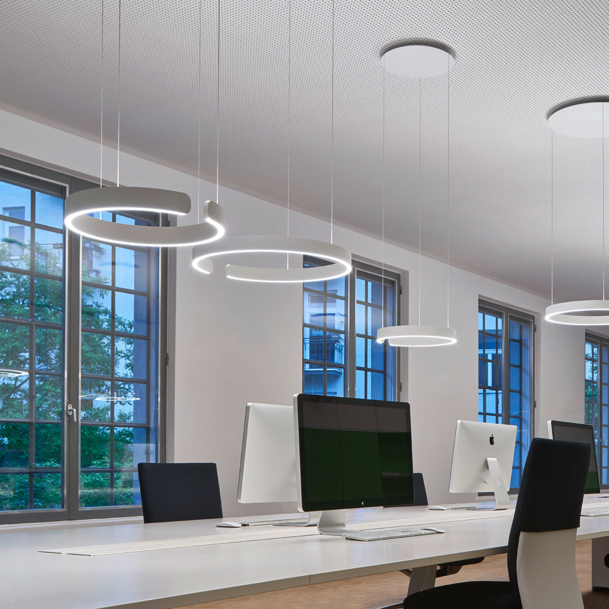 Occhio Mito sospeso 40 var up wide LED Pendelleuchte und Mito sospeso 60 var up wide LED Pendelleuchte, weiß matt