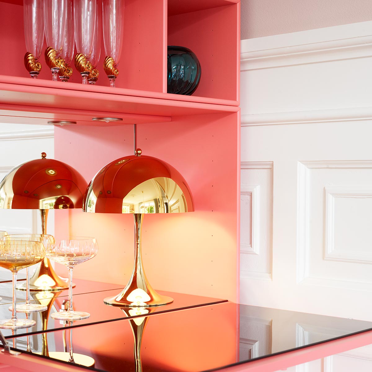 Louis Poulsen Panthella 250 LED Tischleuchte, Messing metallisiert – Design by Verner Panton