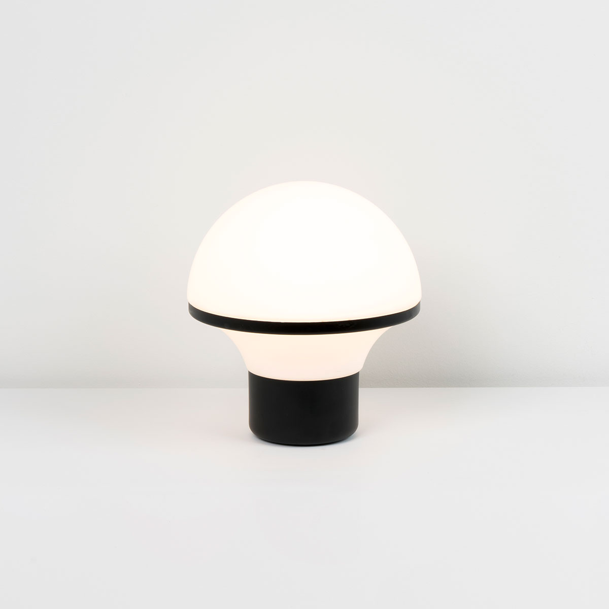 Milan Geyser Tischleuchte, Ø: 25 cm, schwarz matt / Opalglas satiniert