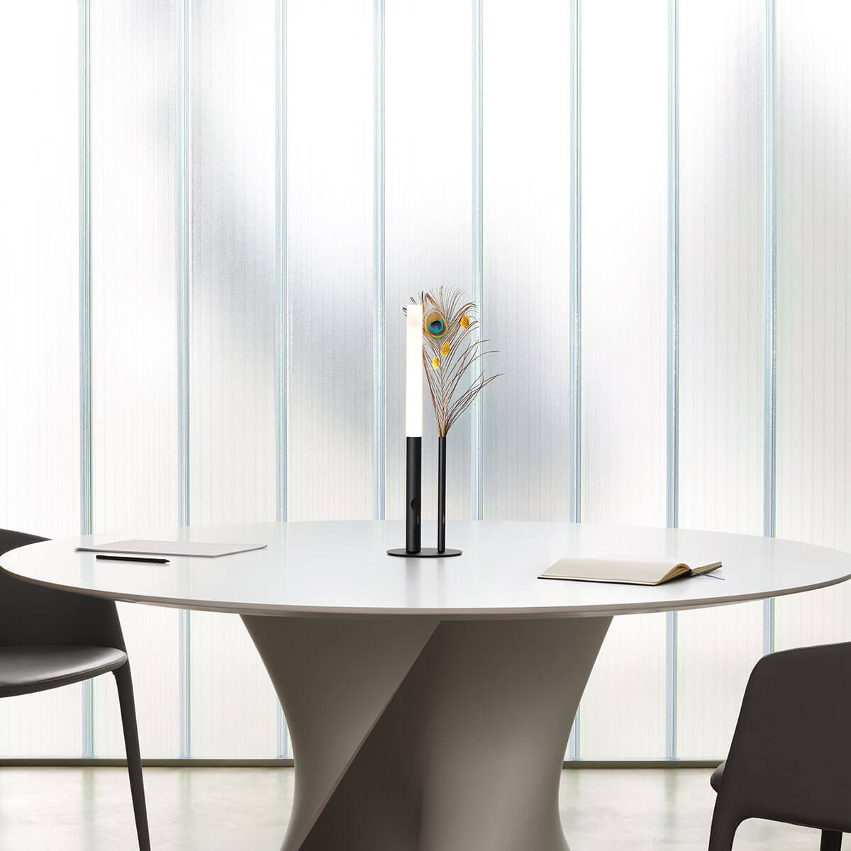 Cini & Nils Ognidove tavolo LED Akkuleuchte & Vase, schwarz (Dekoration nicht inbegriffen)