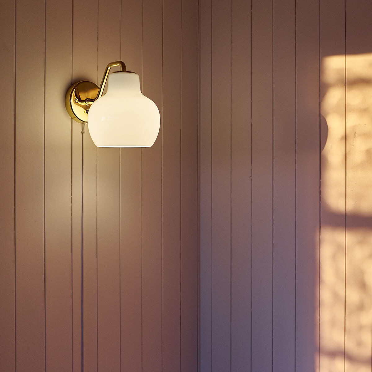 Louis Poulsen VL Ring Crown Wandleuchte, 1-flg., Messing / Opalglas