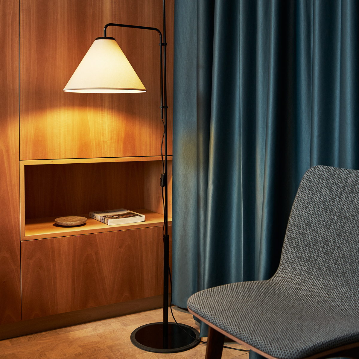 Marset Funiculí Fabric Stehleuchte, schwarz, Schirm: sand