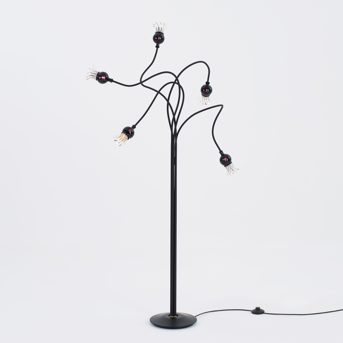 Serien.lighting Poppy Floor 5 Stehleuchte, Schirme: violett, Arme: schwarz
