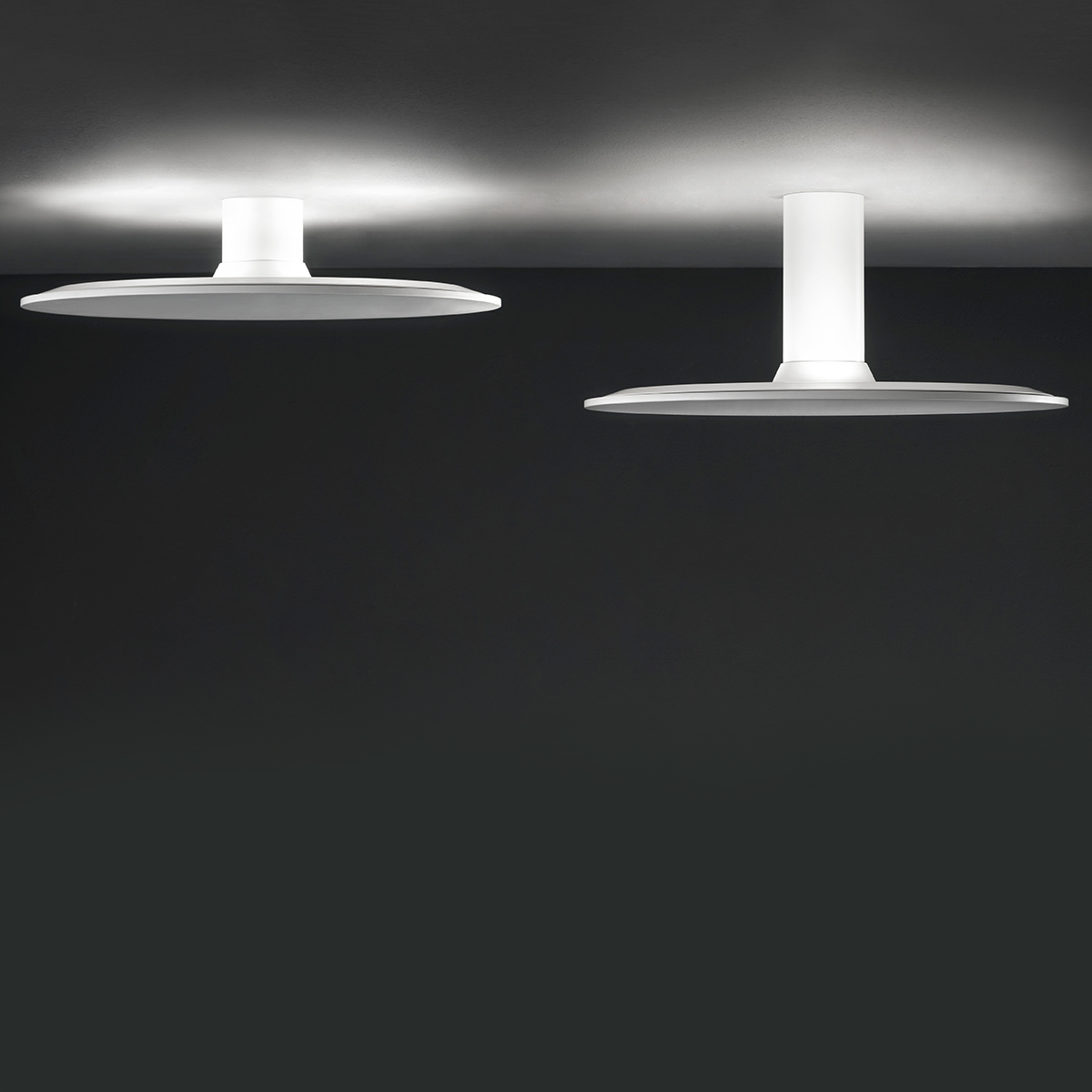 Lodes Puzzle Mega Round Large LED Wand- / Deckenleuchte, links ohne Verlängerung / rechts mit Verlängerung der Wand- / Deckenhalterung (als Zubehör erhältlich)
