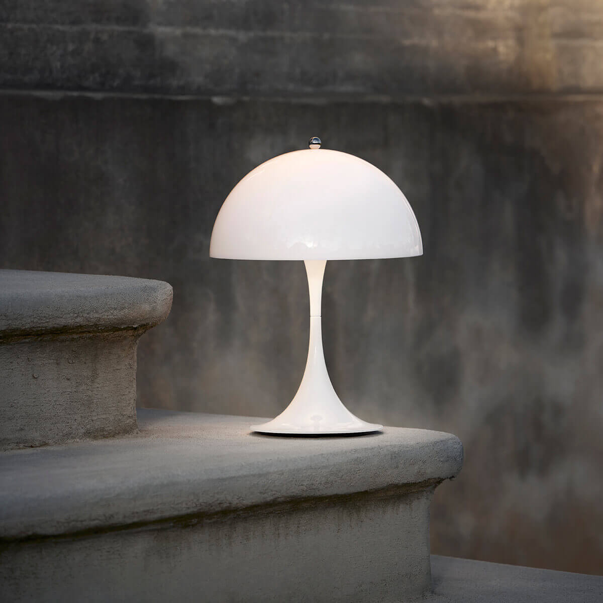 Louis Poulsen Panthella 250 Portable V2 LED Akkuleuchte, Acryl opalweiß – Design by Verner Panton