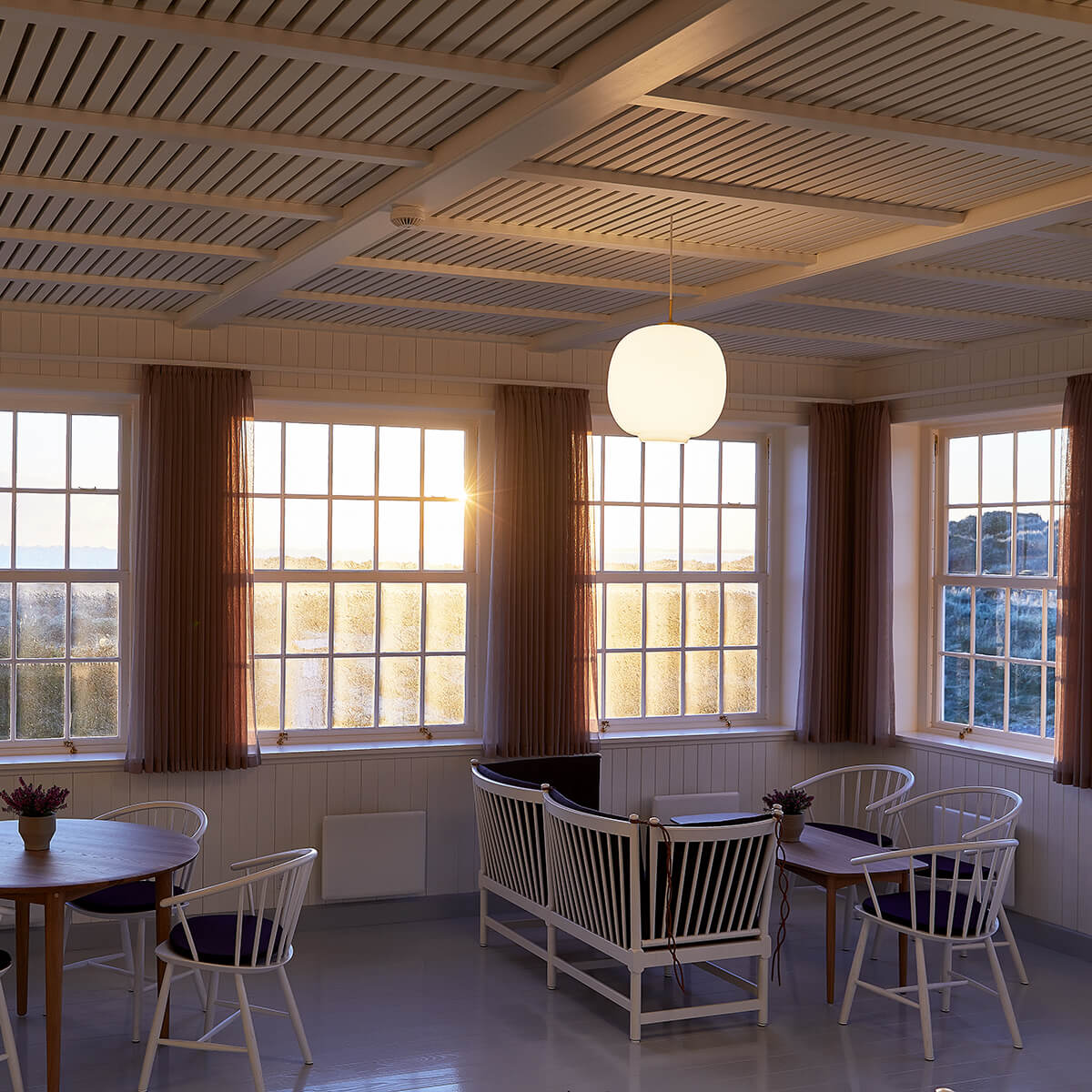 Louis Poulsen VL 45 Radiohus Pendelleuchte, Ø: 37 cm, Opalglas weiß