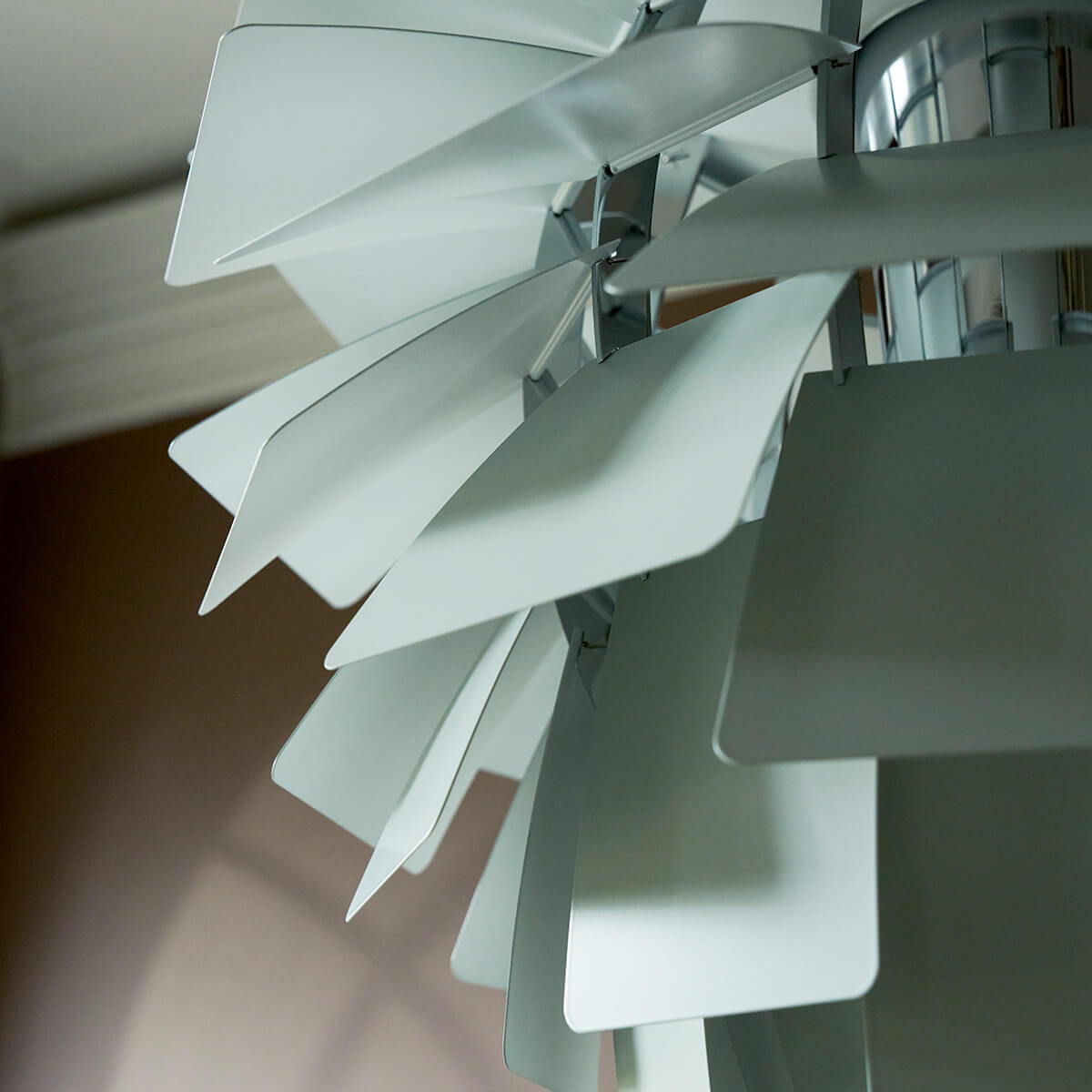 Louis Poulsen PH Artichoke 600 Pendelleuchte, Ø: 60 cm, Dusty green / Chrom