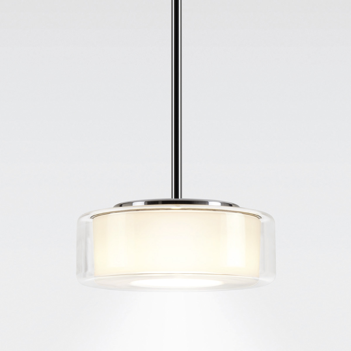 Serien.lighting Curling Suspension Tube L LED Pendelleuchte, Glas klar, Reflektor: zylindrisch opal (©serien.lighting)