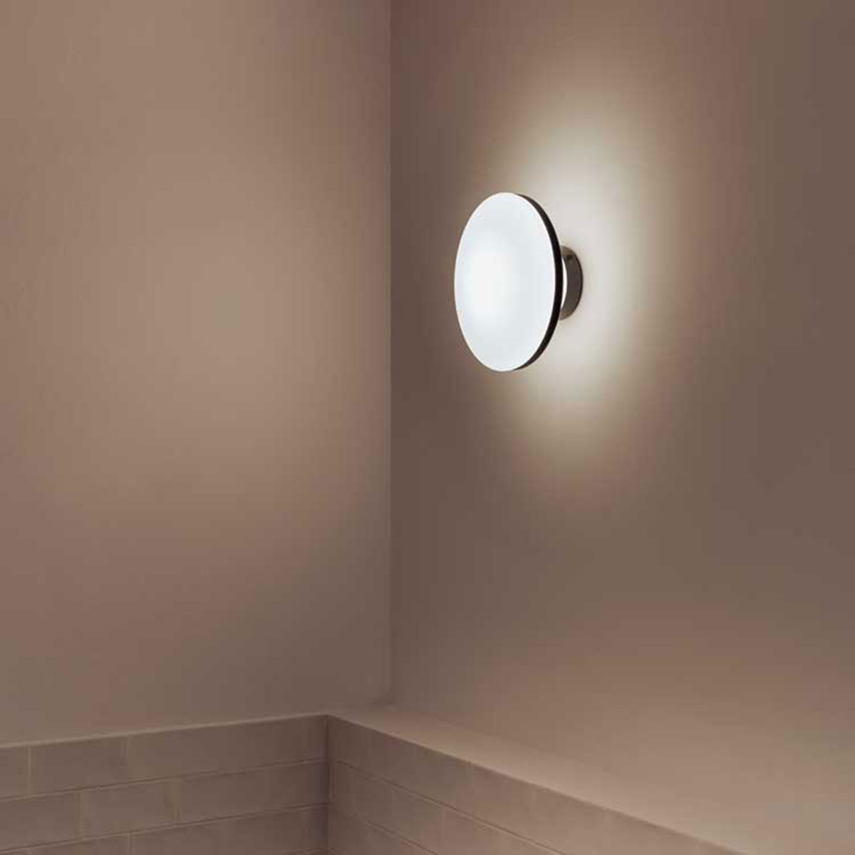 Milan Geyser Wand- / Deckenleuchte, schwarz matt / Opalglas satiniert