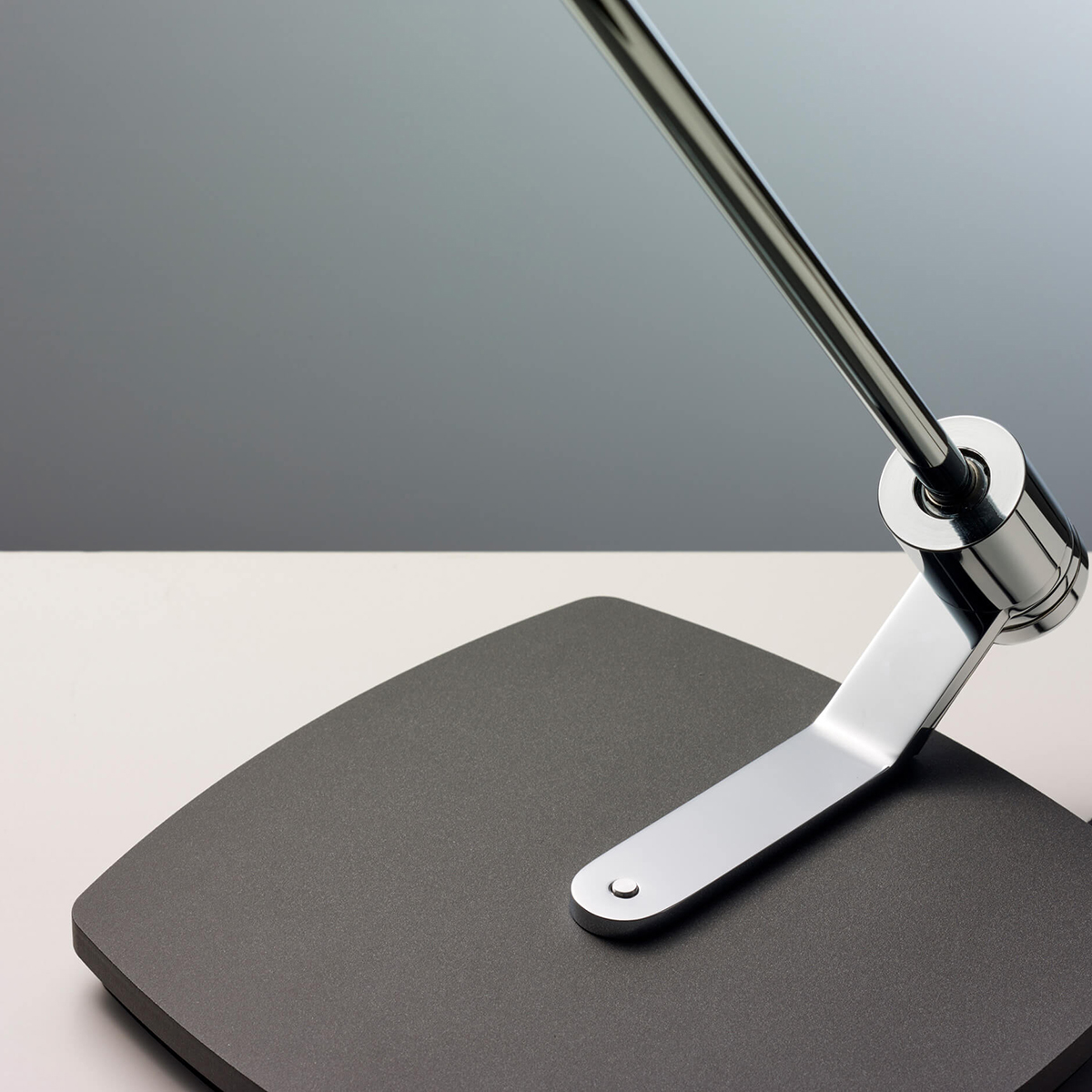 Oligo Kelveen LED Tischleuchte, graphit matt