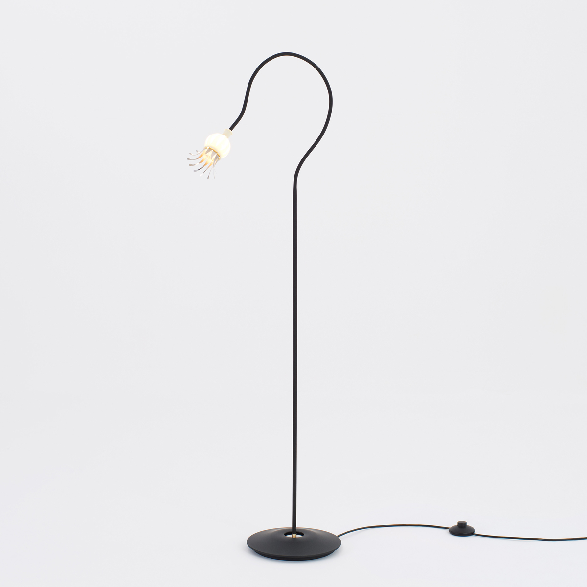 Serien.lighting Poppy Floor 1 Stehleuchte, Schirm: Keramik, Arm: schwarz