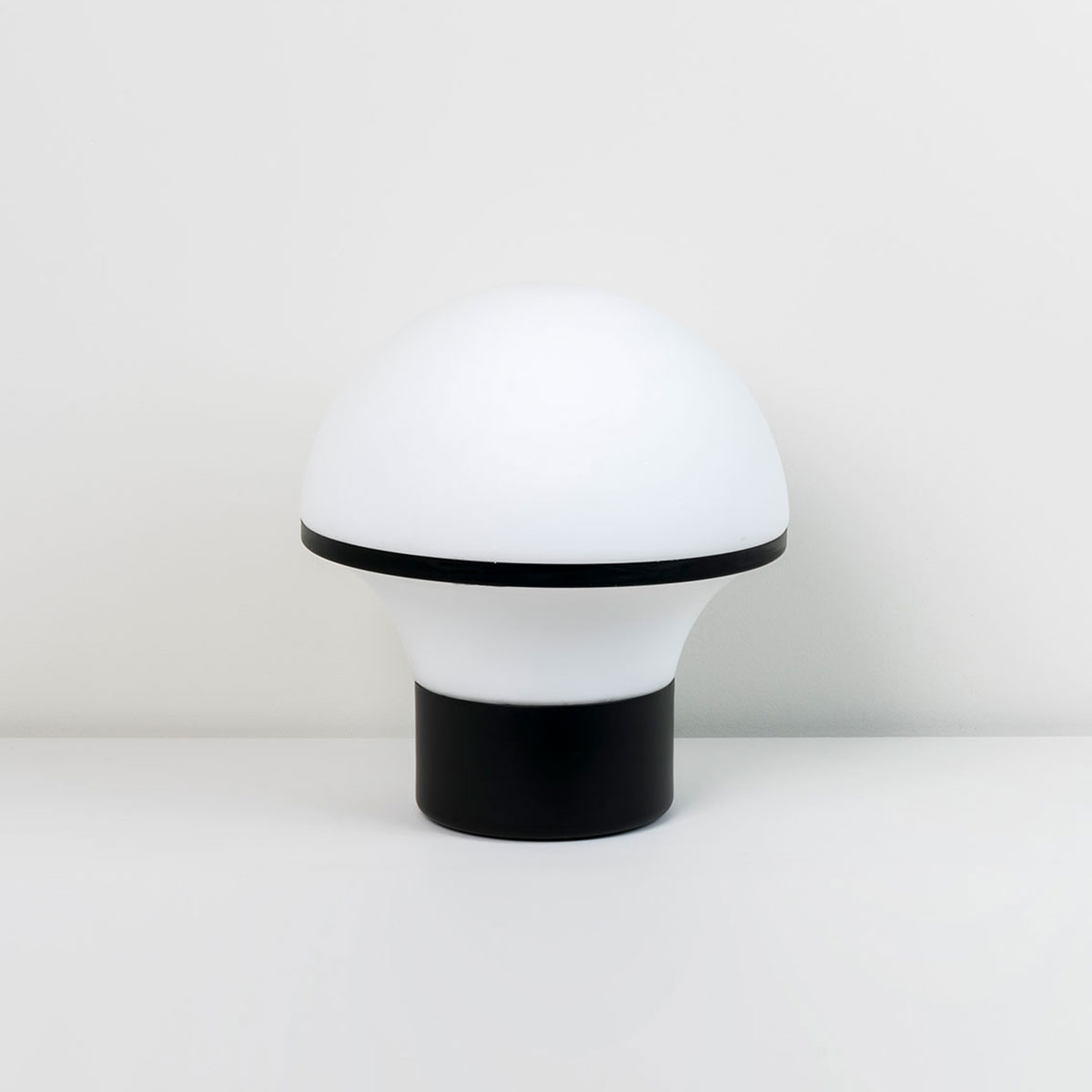 Milan Geyser Tischleuchte, Ø: 35,2 cm, schwarz matt / Opalglas satiniert