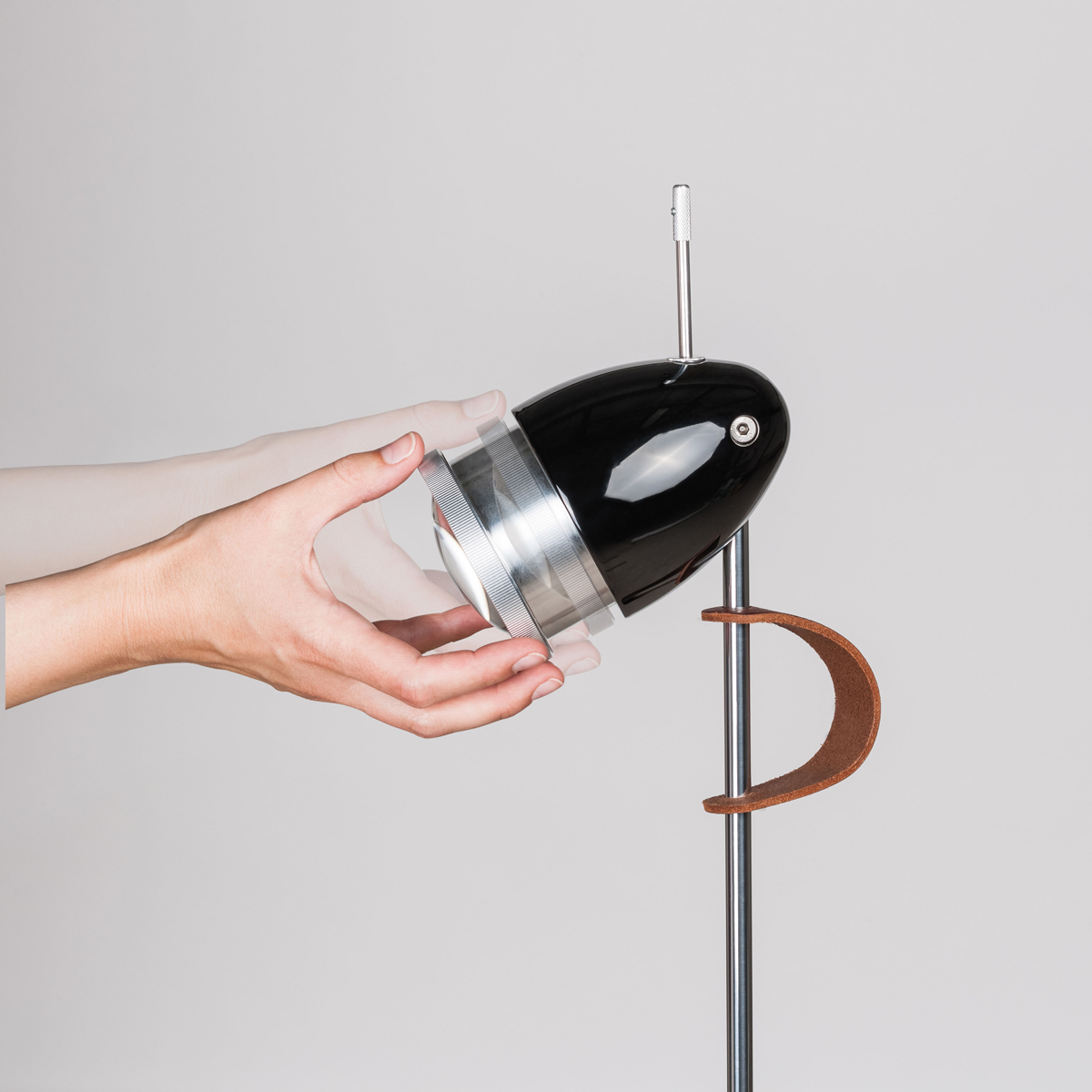 Less'n'more Ylux LED Stehleuchte, Kopf: schwarz glänzend, fokussierbare Glaslinsenoptik