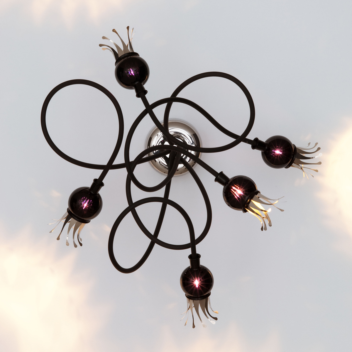 Serien.lighting Poppy Wall / Ceiling 5 Wand- / Deckenleuchte, Schirme: violett, Arme: schwarz