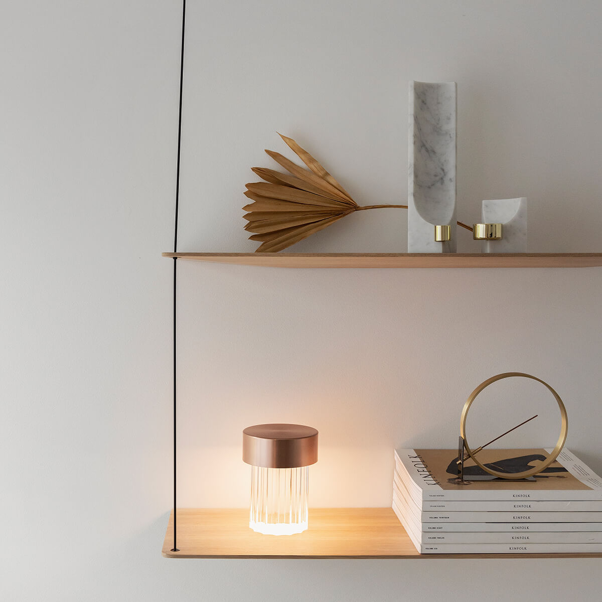 Flos Last Order Fluted LED Akkuleuchte, Satin Kupfer (©Phil Cohen)