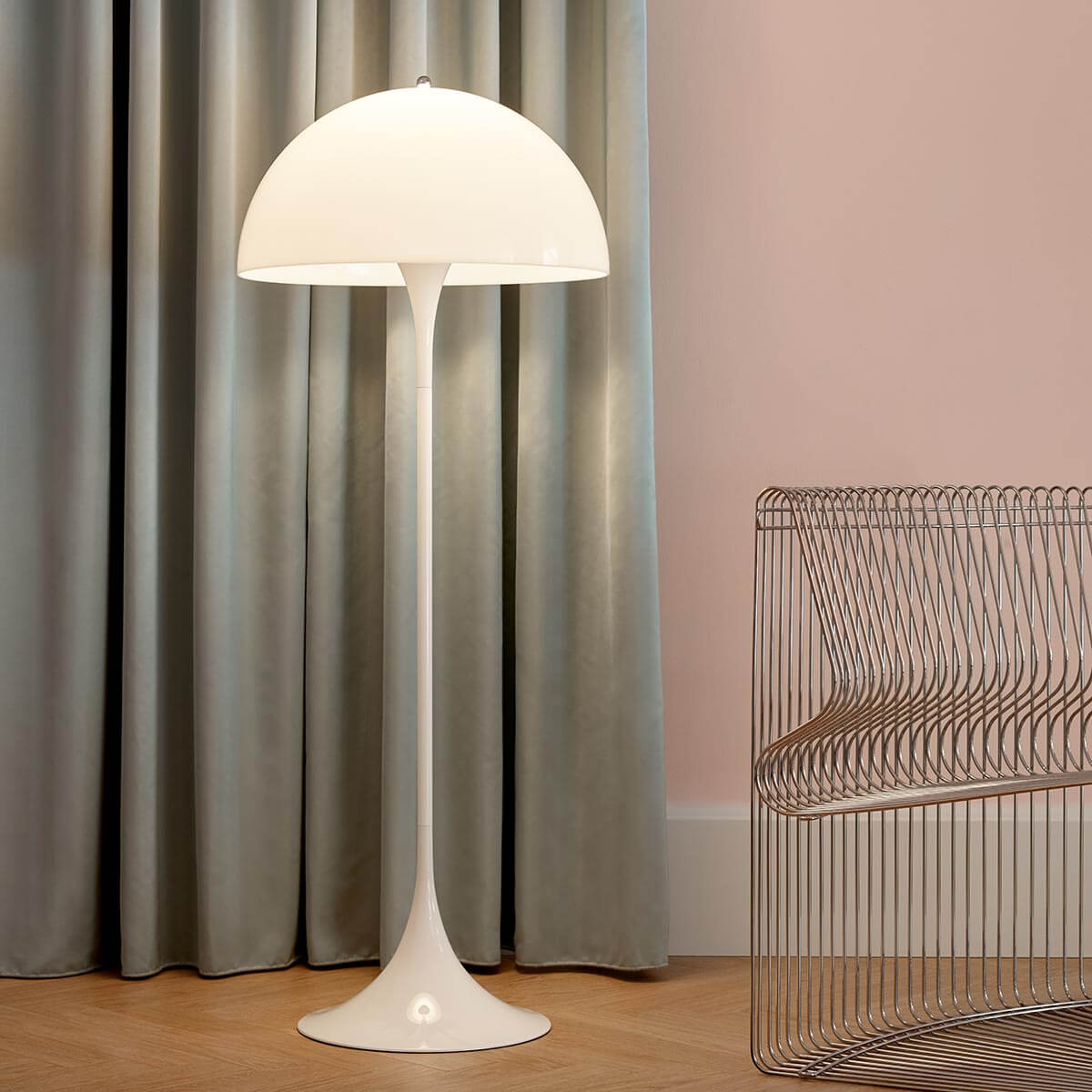 Louis Poulsen Panthella Stehleuchte, Acryl opalweiß – Design by Verner Panton