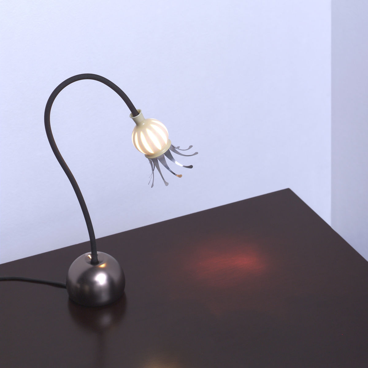 Serien.lighting Poppy Table Tischleuchte, Schirm: Keramik, Arm: schwarz
