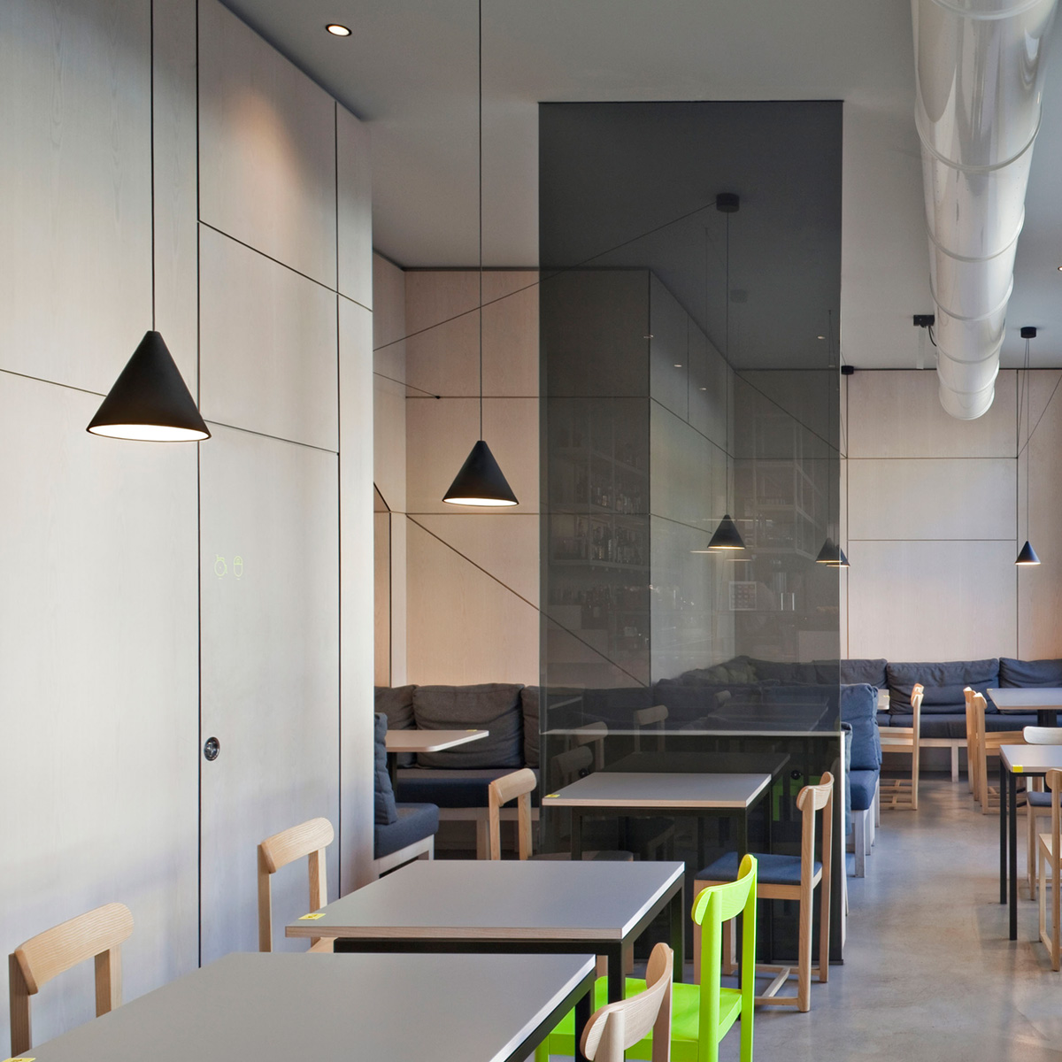 Flos String Light Cone LED Pendelleuchte, schwarz, mit String Light Wand- / Deckenrosetten, schwarz (als Zubehör erhältlich) (©Germano Borrelli)