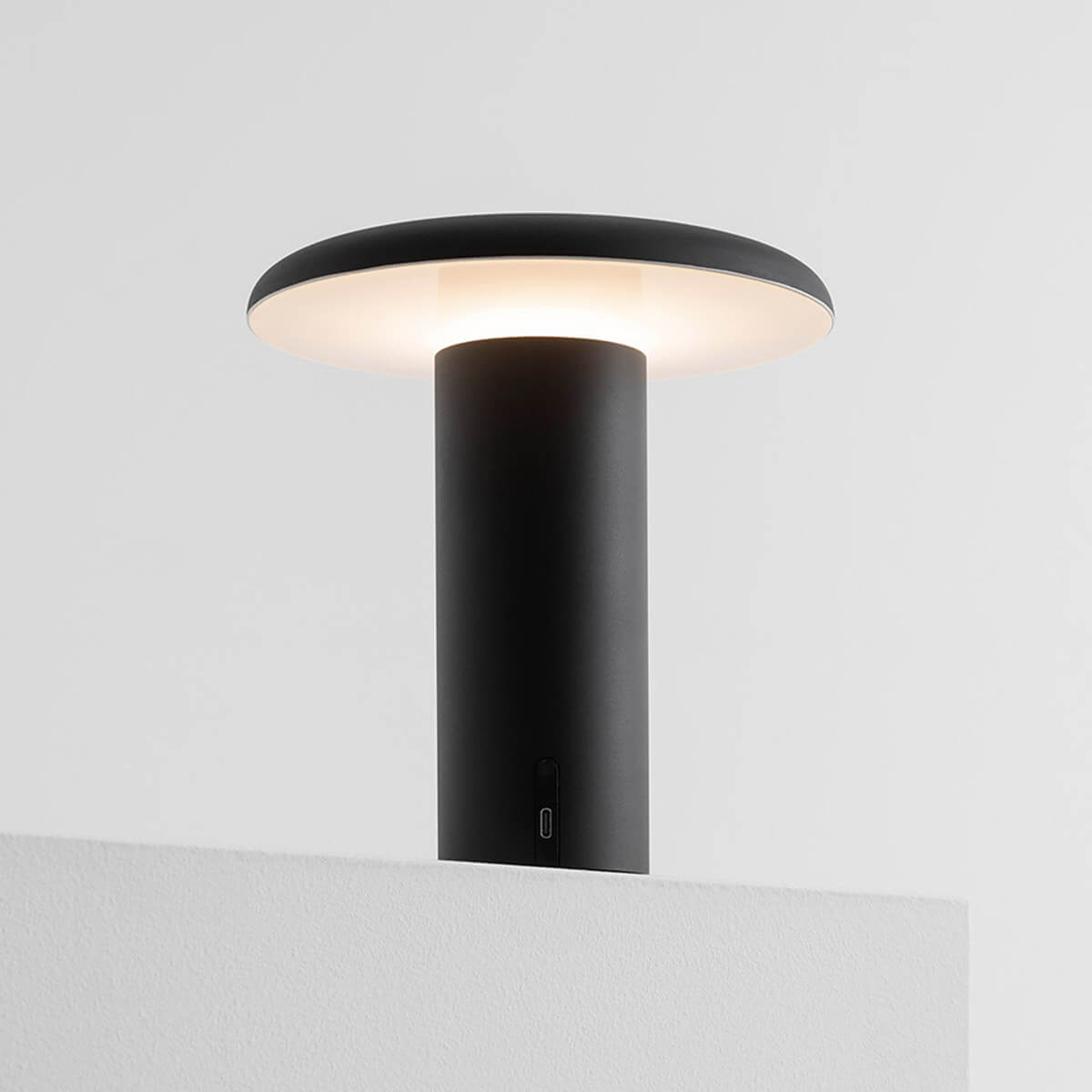 Artemide Takku LED Akkuleuchte, schwarz lackiert