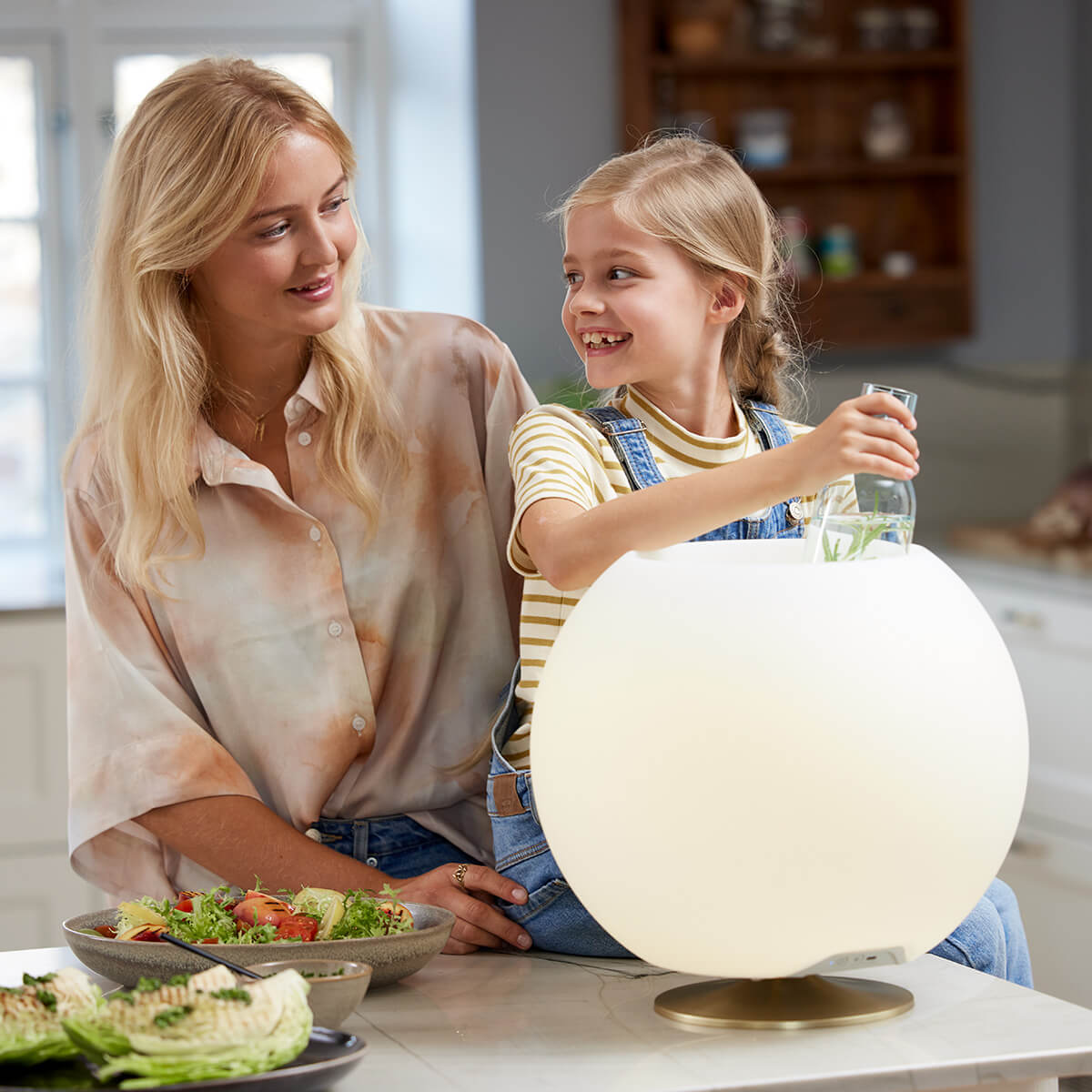 082-kooduu-sphere-led-akkuleuchte-bluetooth-lautsprecher-weinkuehler-messing-ambiente-14-1200x1200 Kooduu Sphere LED Akkuleuchte, Bluetooth Lautsprecher & Weinkühler, Messing