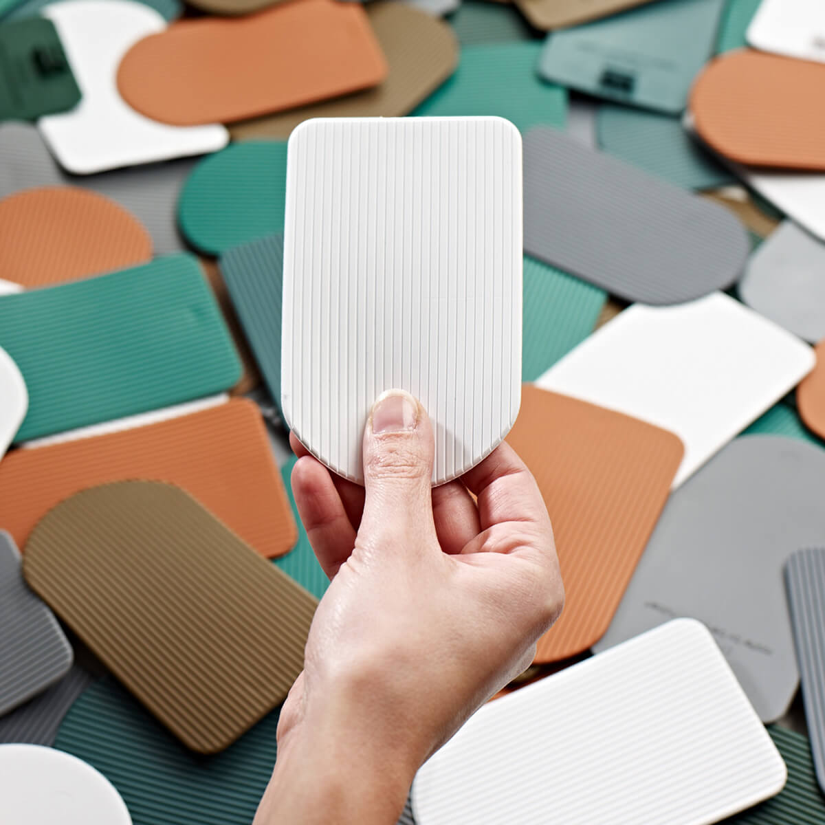 Fabbian Roofer Pendelleuchte, farbige Gummi-Schindeln