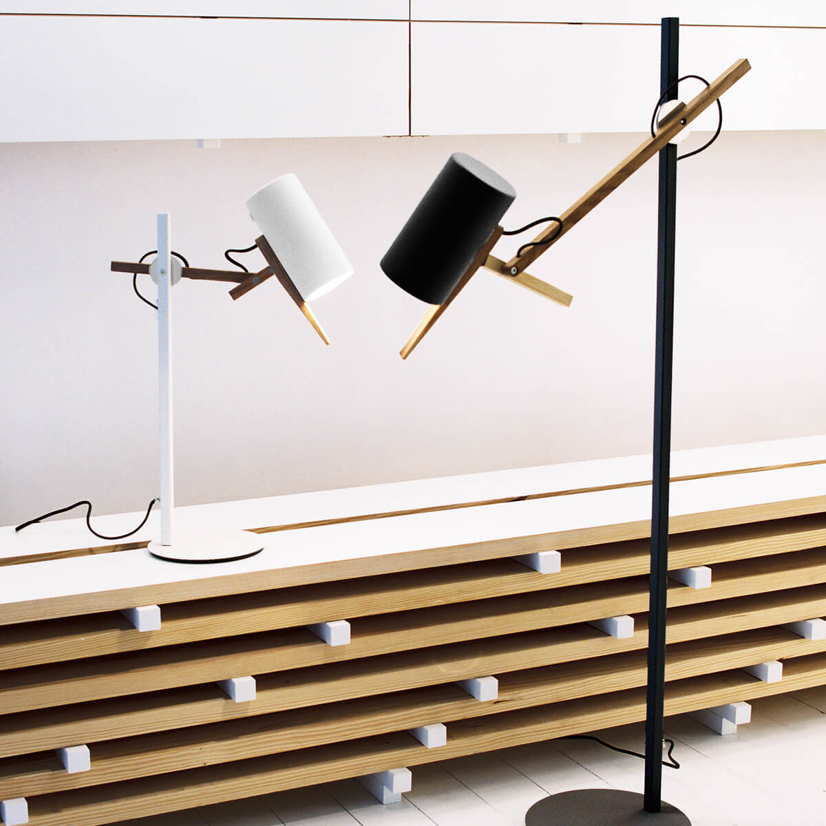 Marset Scantling P73 Stehleuchte, schwarz, und Marset Scantling S Tischleuchte, weiß