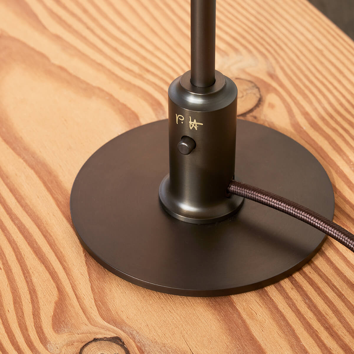 Louis Poulsen PH 2/1 Tischleuchte Limited Edition, Altmessing / Glas dusty terracotta